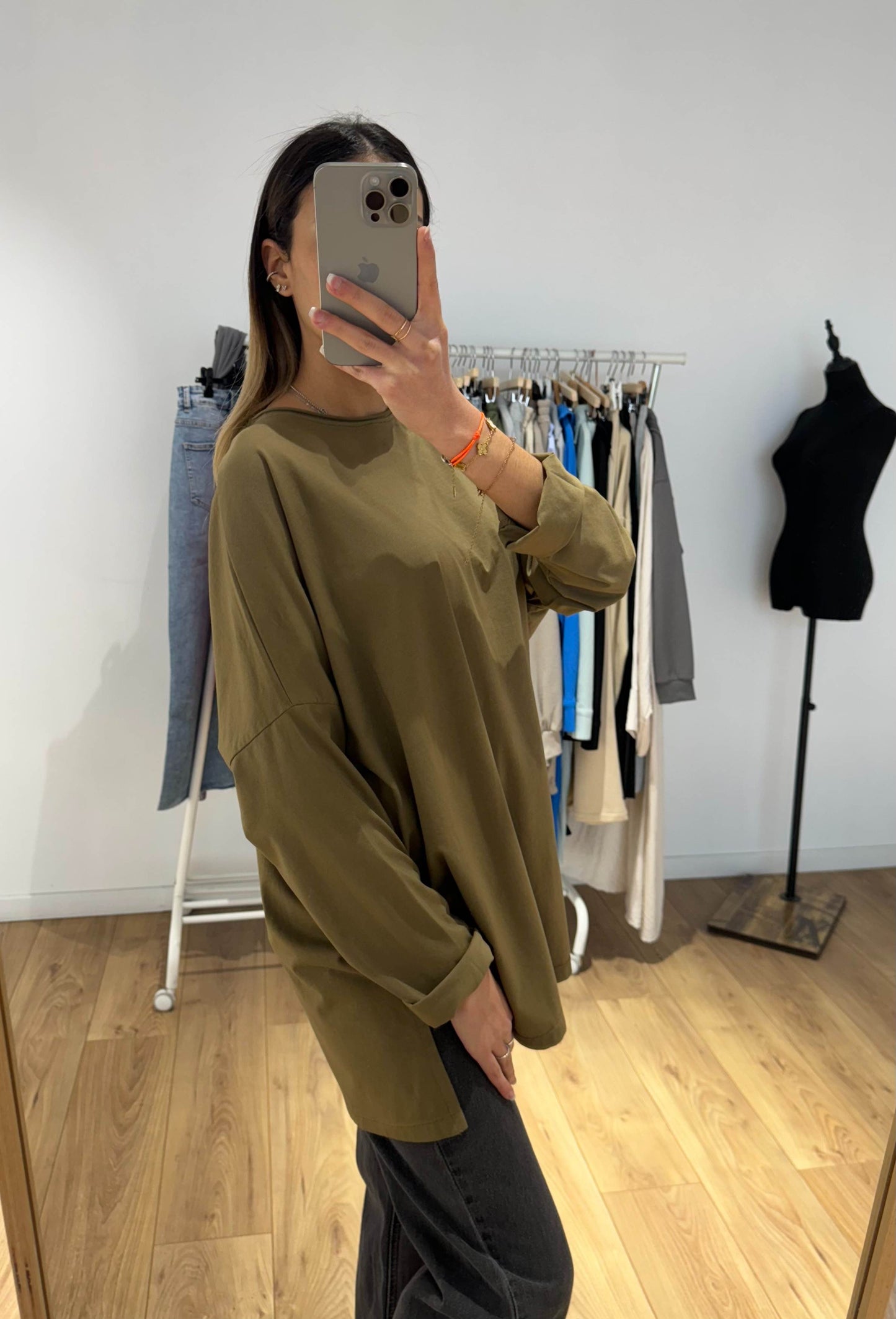 Femme en tenue décontractée avec haut oversize olive