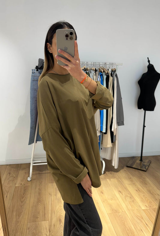 Femme en tenue décontractée avec haut oversize olive