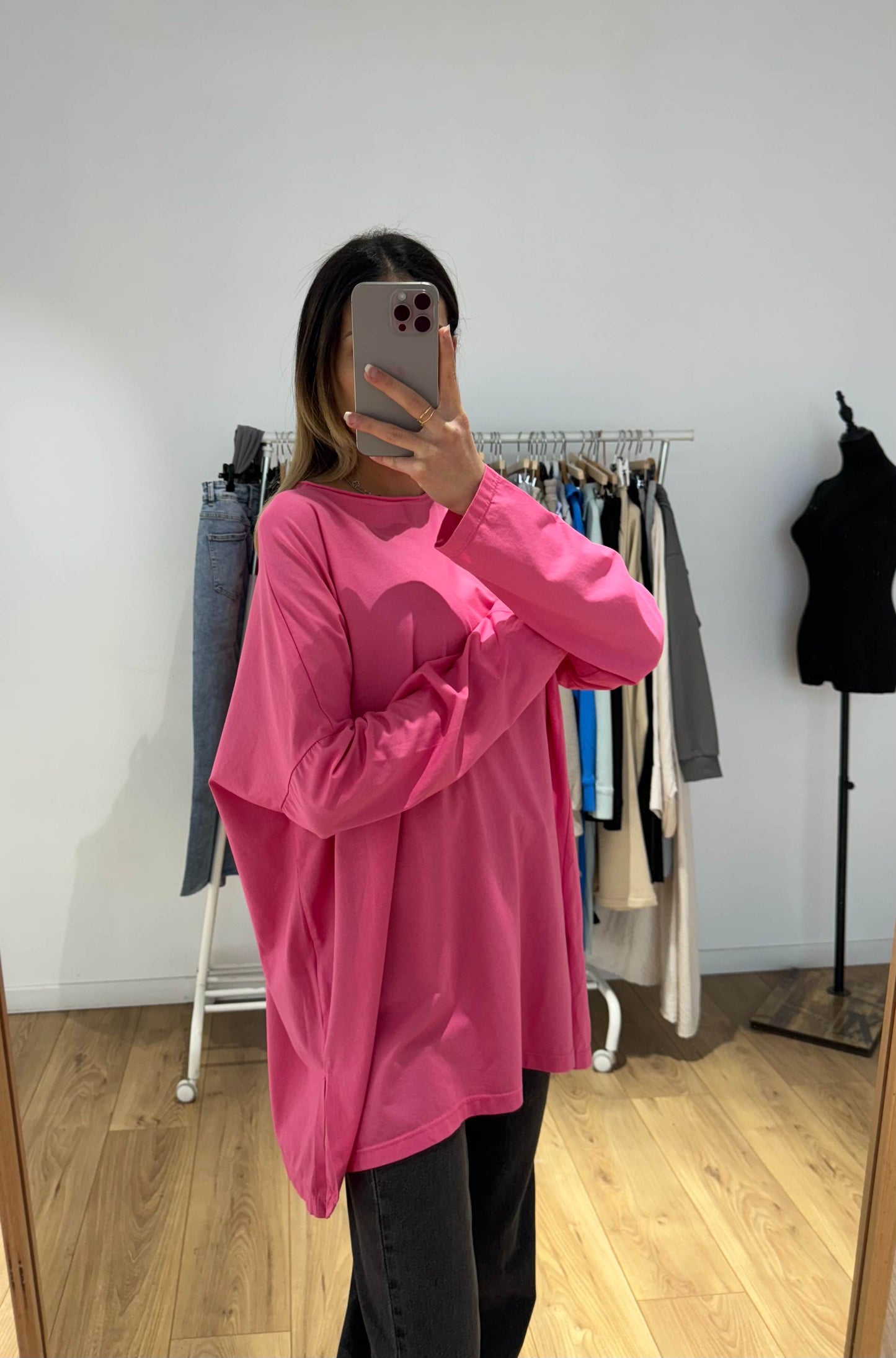 Haut oversize rose vibrant pour femme dans un look casual