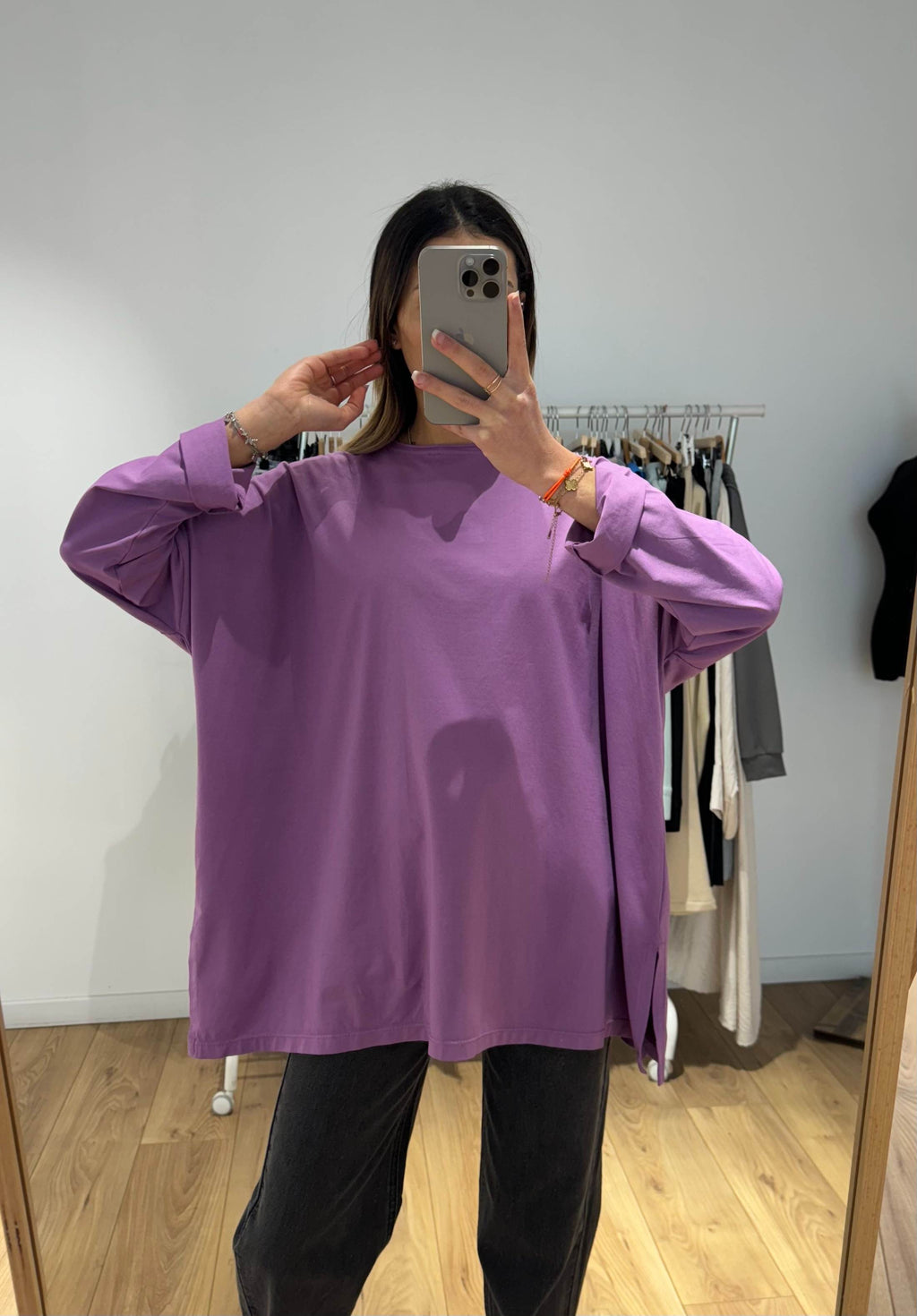 Haut oversize violet pour femme en selfie mode
