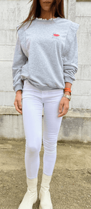 Jean blanc femme coupe slim avec sweat gris et bottes crème