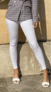 Jean slim blanc pour femme avec veste à carreaux et sandales blanches