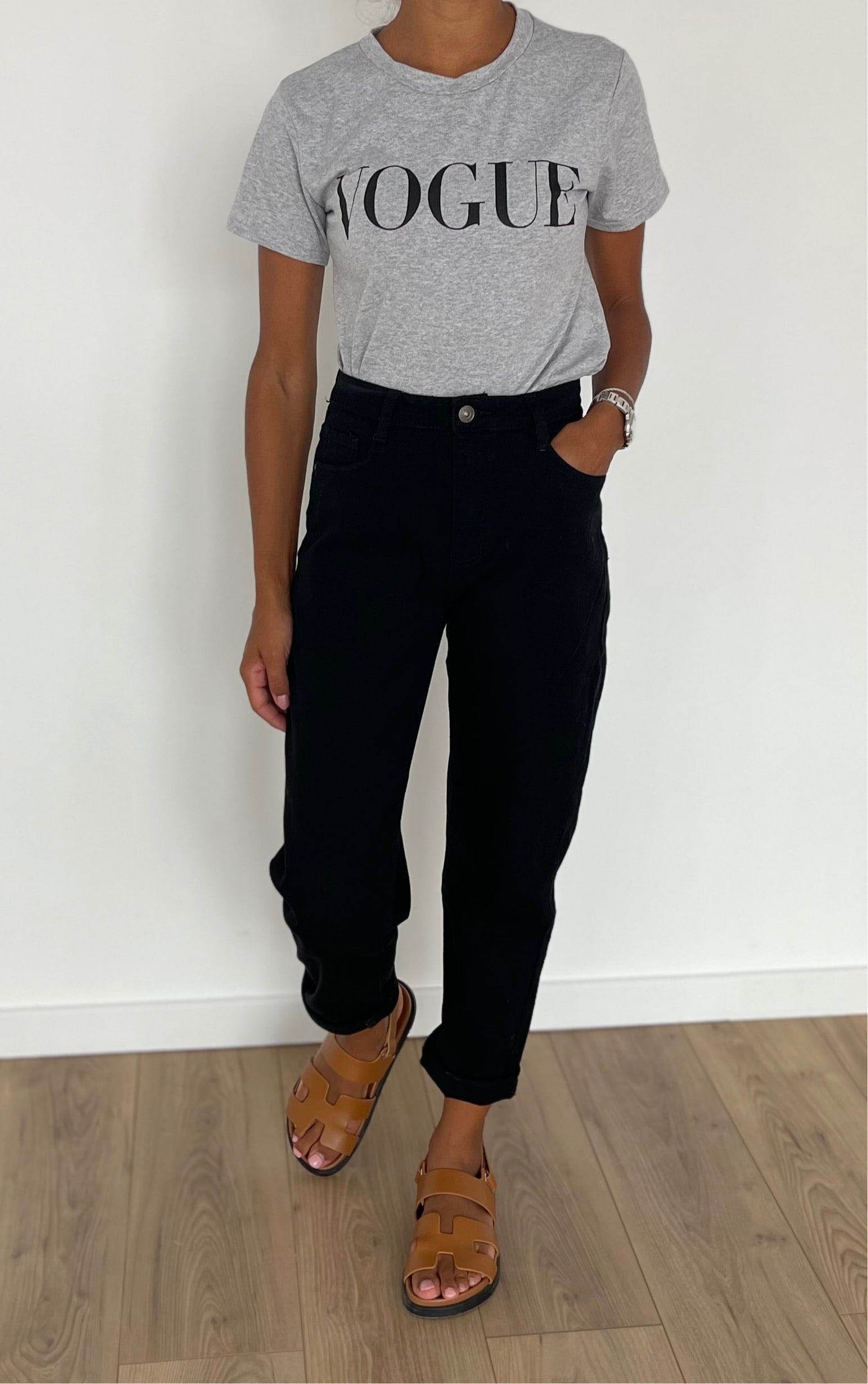 Style quotidien avec jean mom noir et t-shirt imprimé