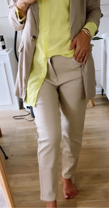 Association parfaite du jean mom avec une chemise jaune lumineuse