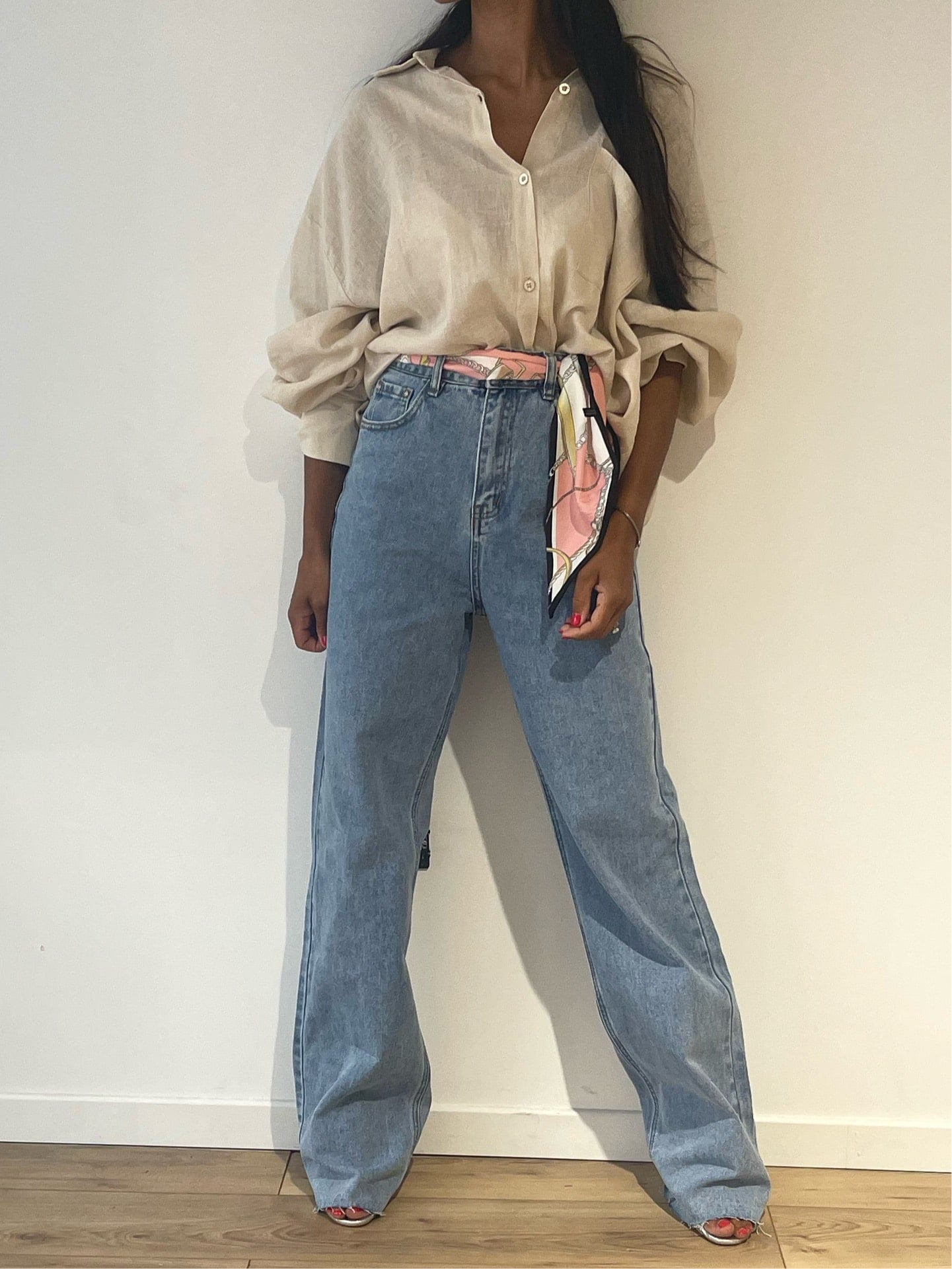Jean bleu délavé wide leg taille haute, essentiel de garde-robe