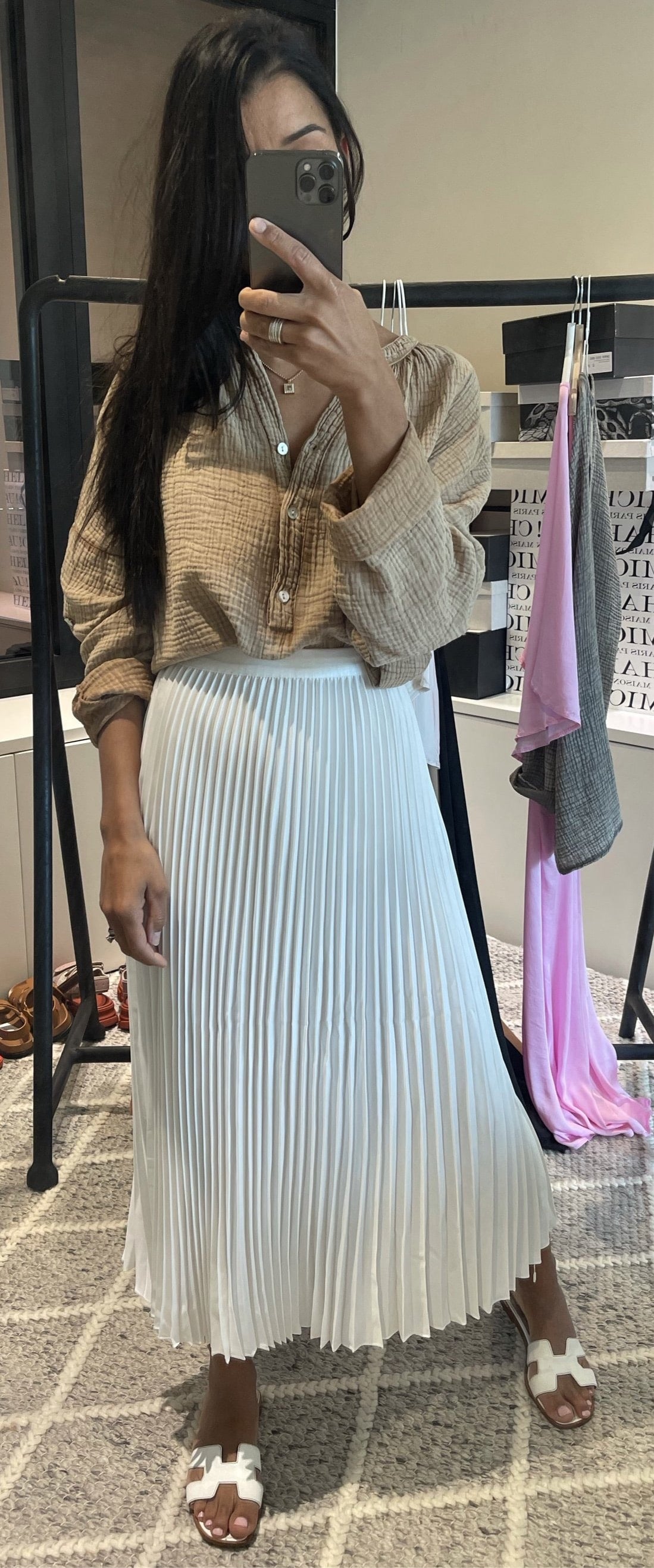 Femme portant une jupe longue blanche style bohème de KataParis