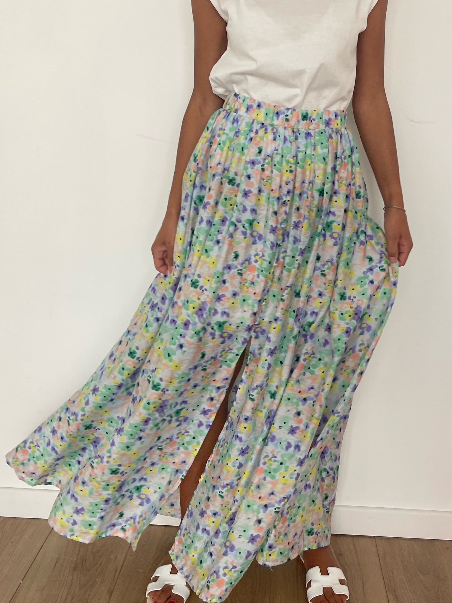 Jupe longue fluide avec fente et motif fleuri pour mode estivale