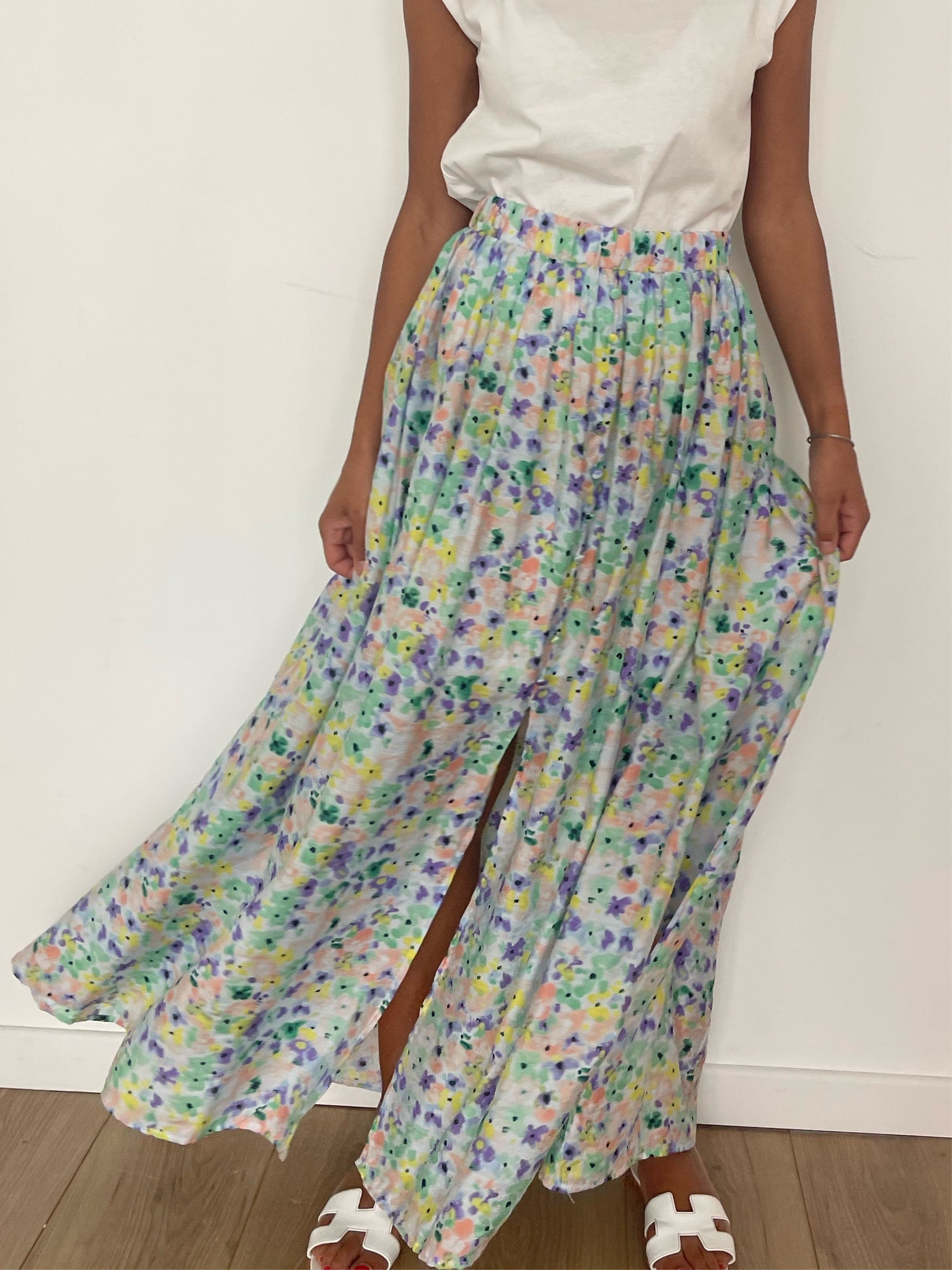 Jupe longue fluide avec fente et motif fleuri pour mode estivale