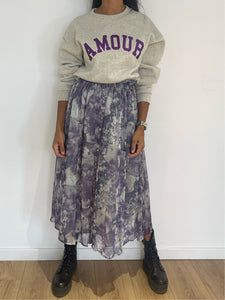 Mode femme avec jupe longue à imprimé floral violet et pull gris inscription AMOUR.