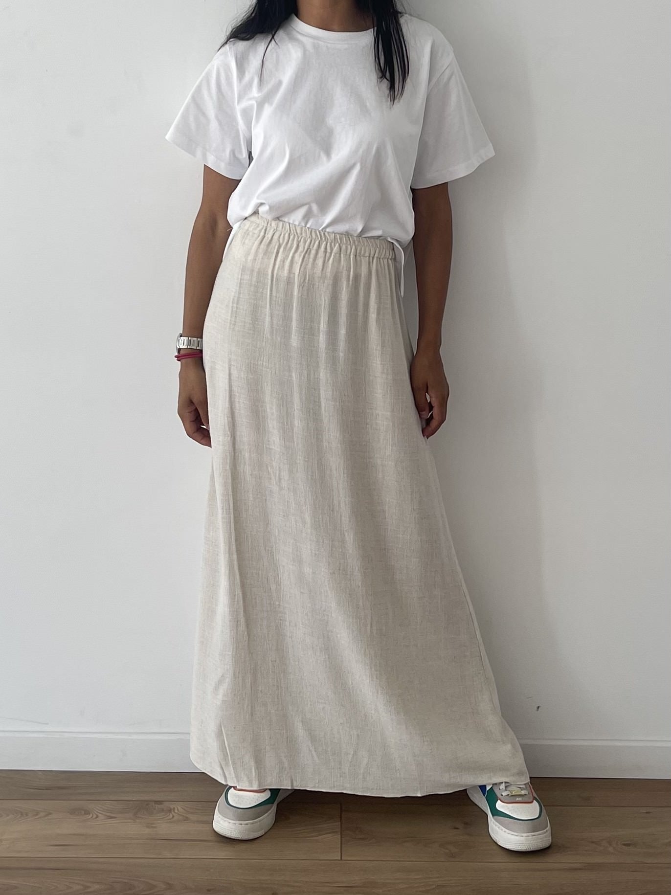 Vue de face d'une jupe longue en lin beige pour femme, style casual chic.