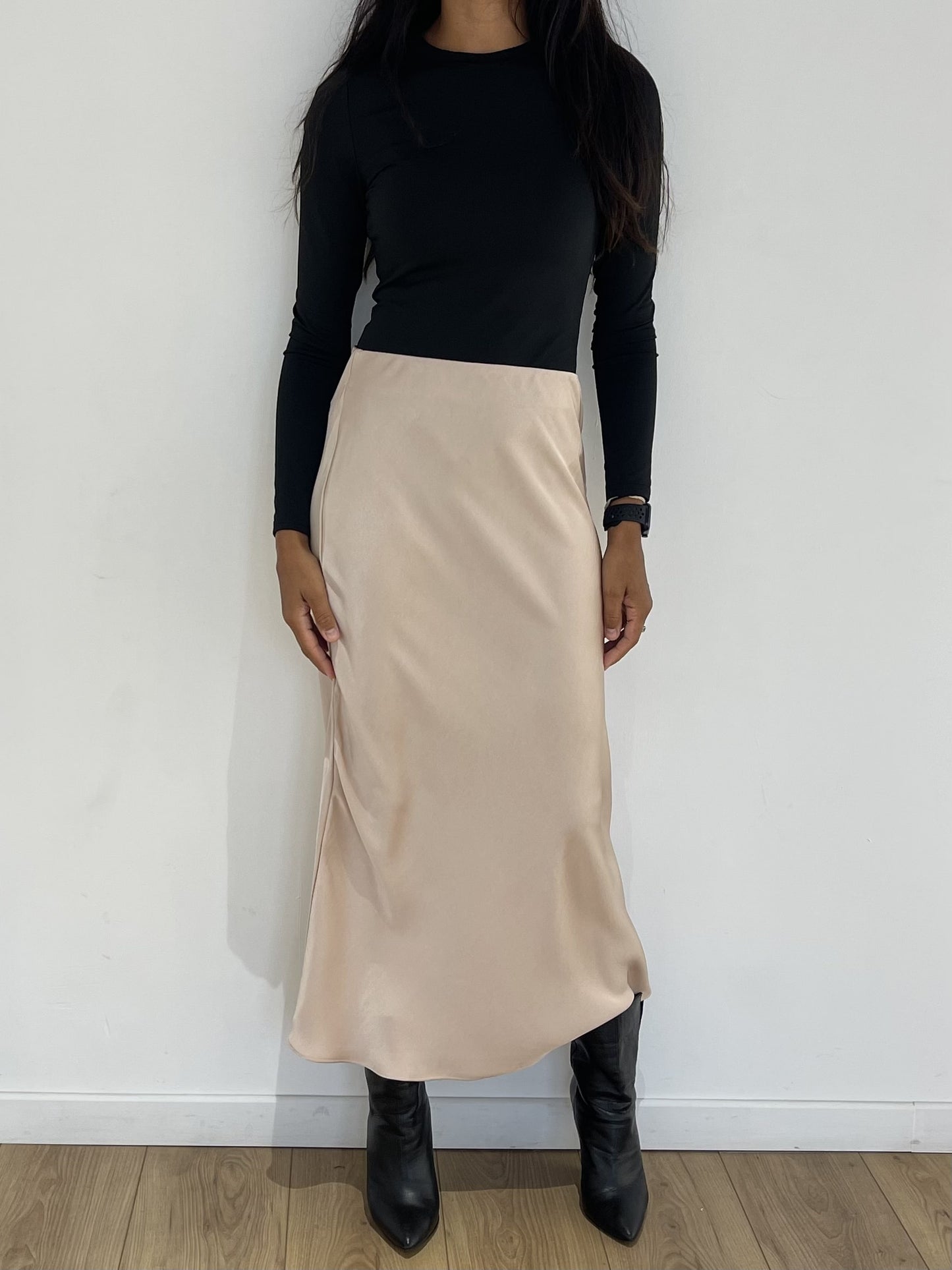 Jupe Nalani femme – Longue satin beige mocha | Mademoiselle Caprices Jupe Nalani femme – Longue satin beige mocha | Mademoiselle Caprices
