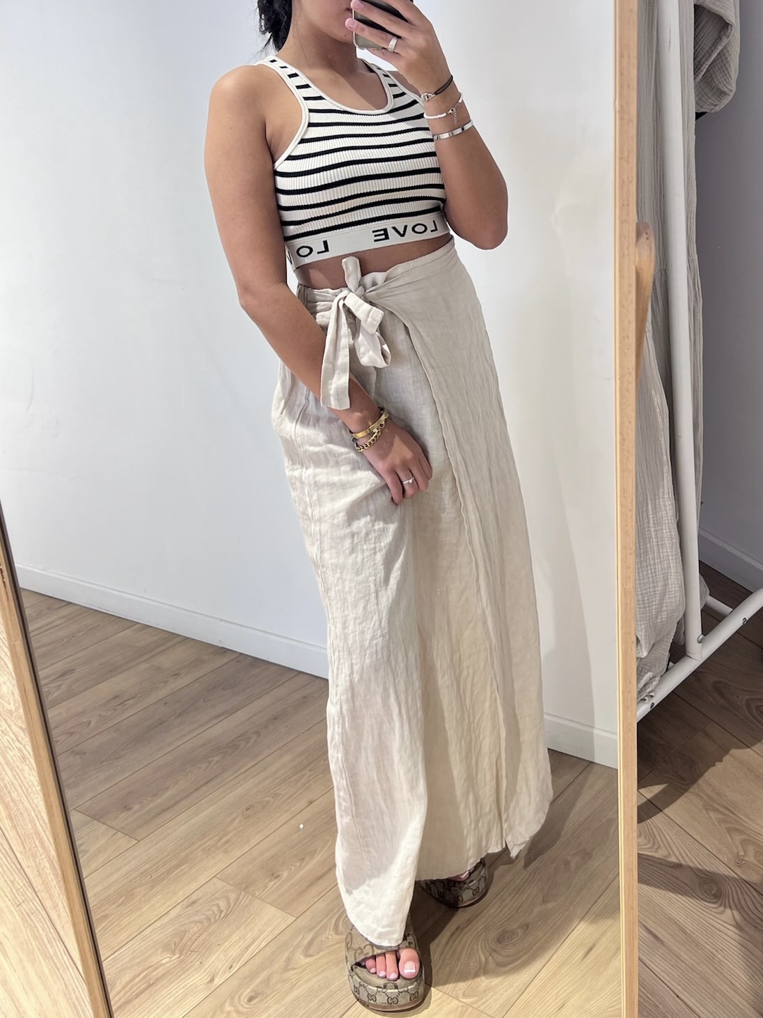 Jupe portefeuille longue en lin beige pour femme, vue de côté.