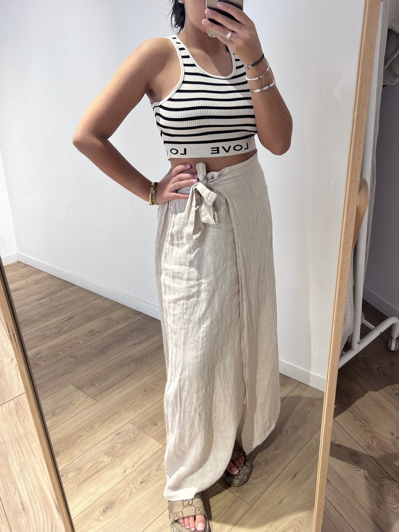 Jupe portefeuille longue en lin beige pour femme, vue de face.