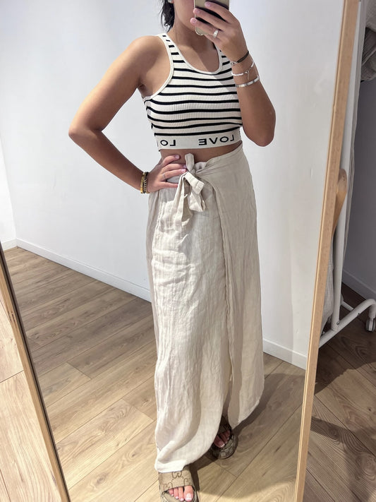 Jupe portefeuille longue en lin beige pour femme, vue de face.