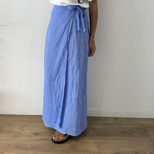 Jupe portefeuille longue en lin bleue pour femme, vue de face.