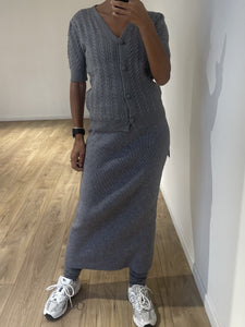 Jupe tube grise texturée avec un cardigan pour femme tendance