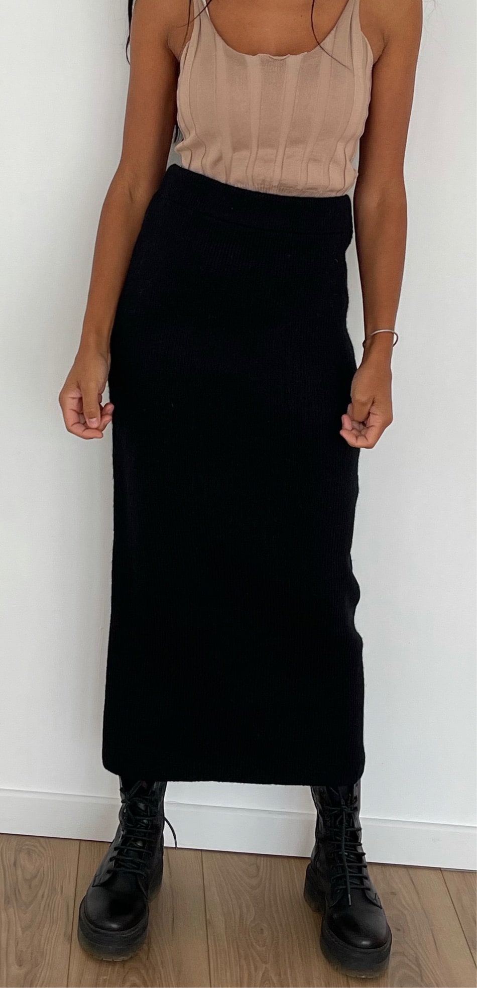 Femme stylée avec jupe tube noire en laine et bottes