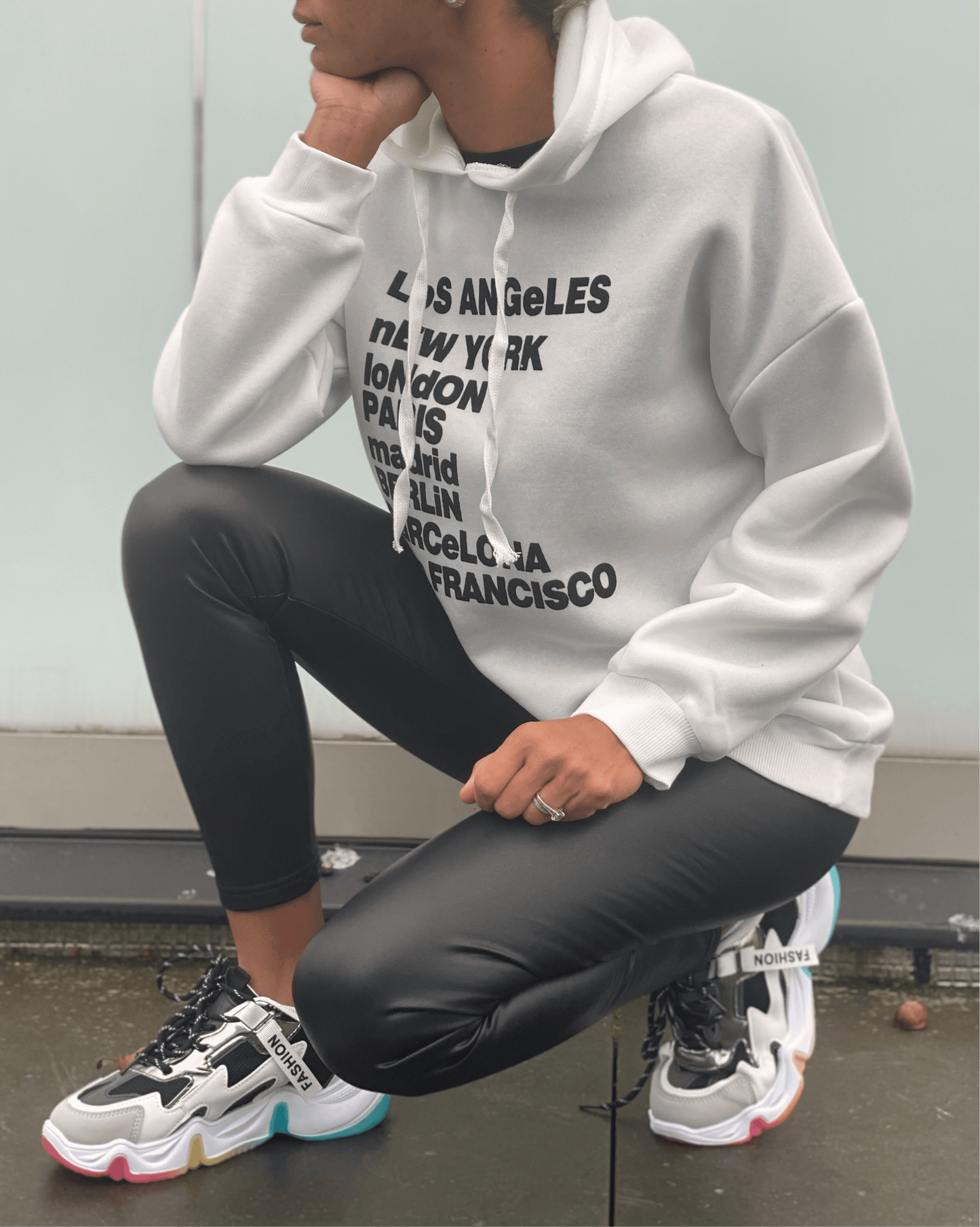 style décontracté avec leggings noirs en simili cuir et sweat à capuche blanc