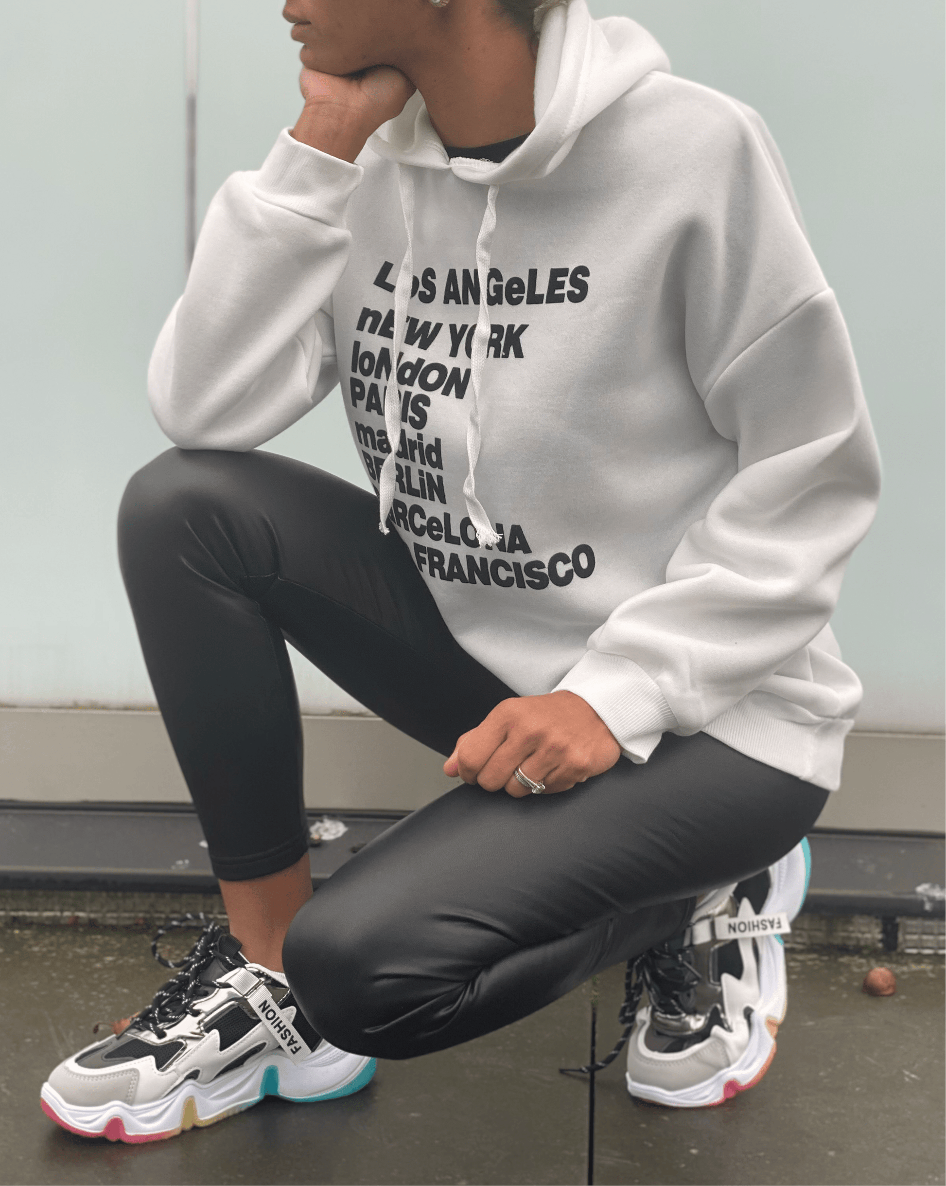 style décontracté avec leggings noirs en simili cuir et sweat à capuche blanc