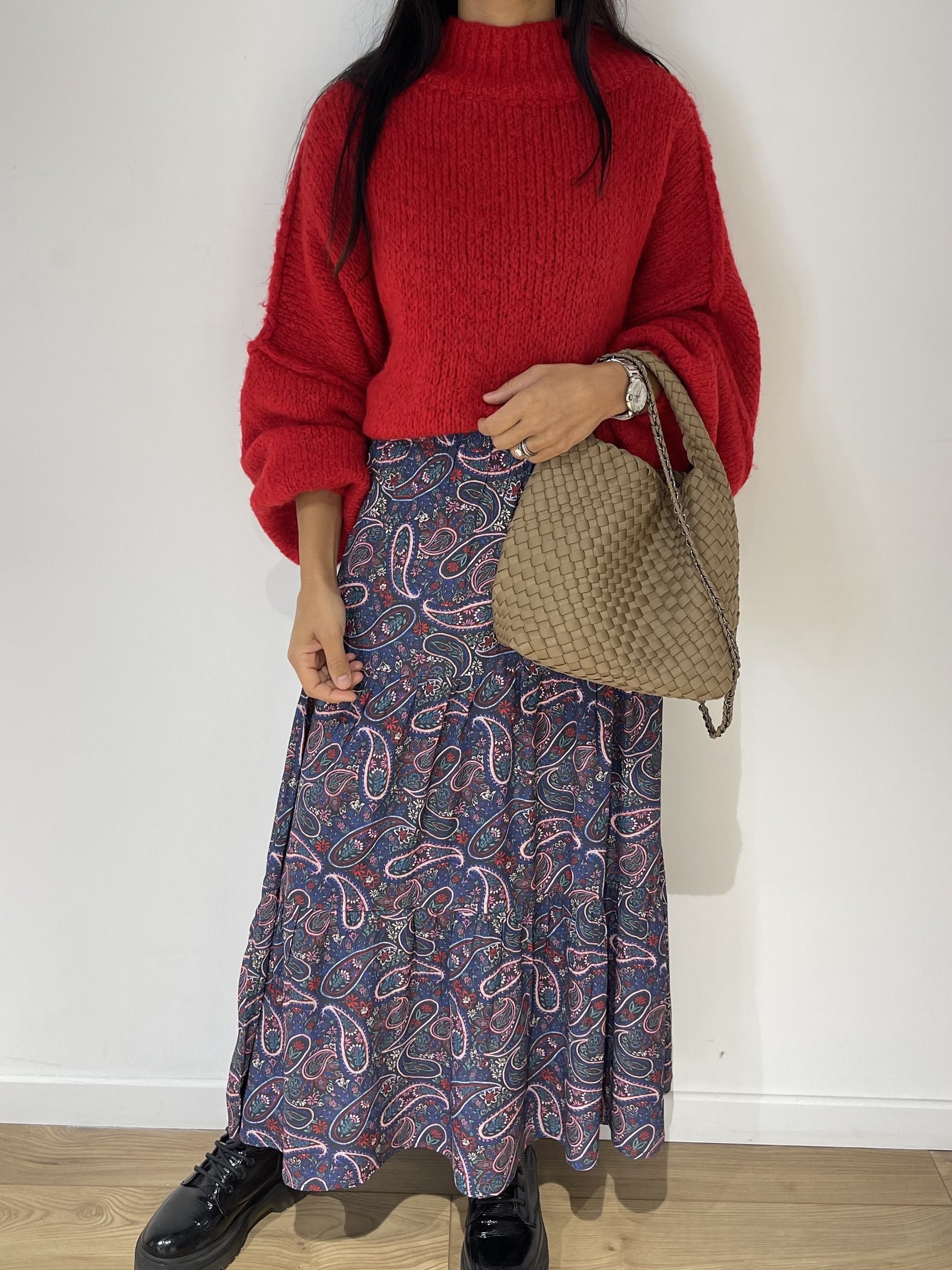 Jupe bohème longue en bleu avec motifs, allie aisance et style pour toute occasion.