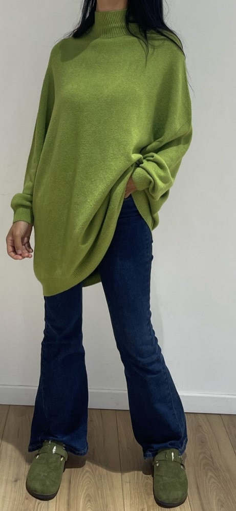Robe-pull verte ample pour un confort optimal et un style insouciant.