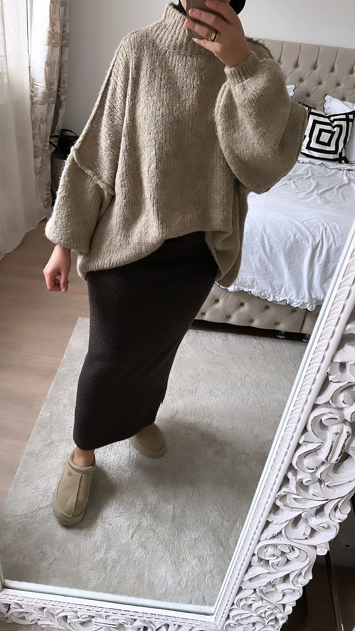 Look cosy à la maison avec pull oversize en laine de couleur neutre