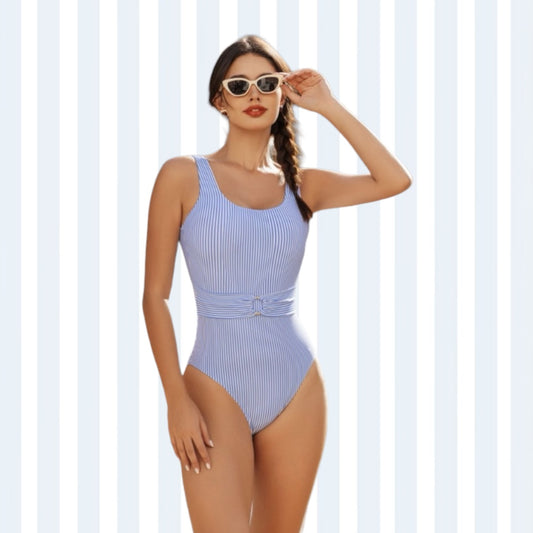 Maillot de bain marinière bleu à rayures, porté par un mannequin.