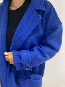 Manteau bleu royal pour femme, texture élaborée et couleur vive.