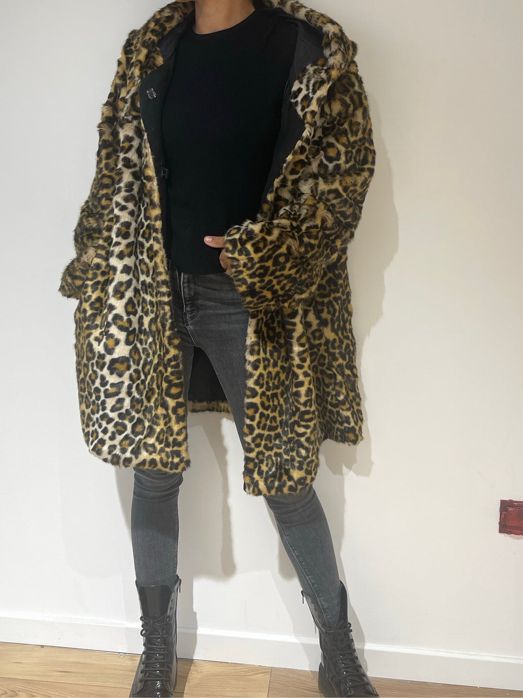 Femme portant un manteau léopard à la mode
