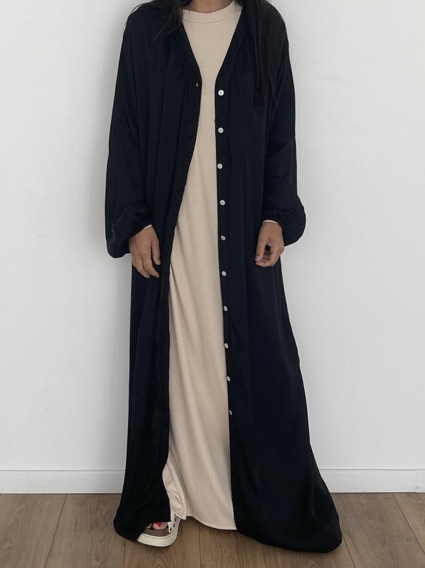 Robe noire vintage ouverte avec sous-robe beige