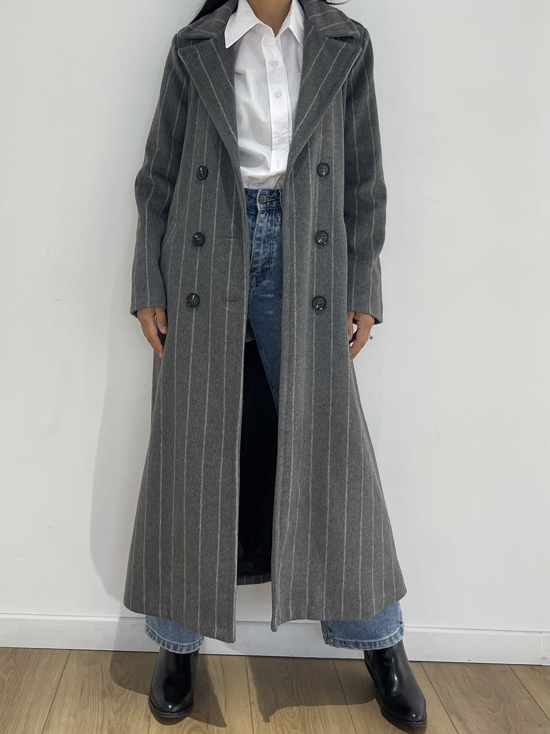 Manteau élancé à rayures fines porté ouvert sur un jean