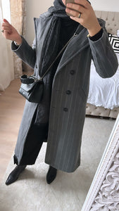 Manteau à rayures avec sac en bandoulière pour une touche moderne