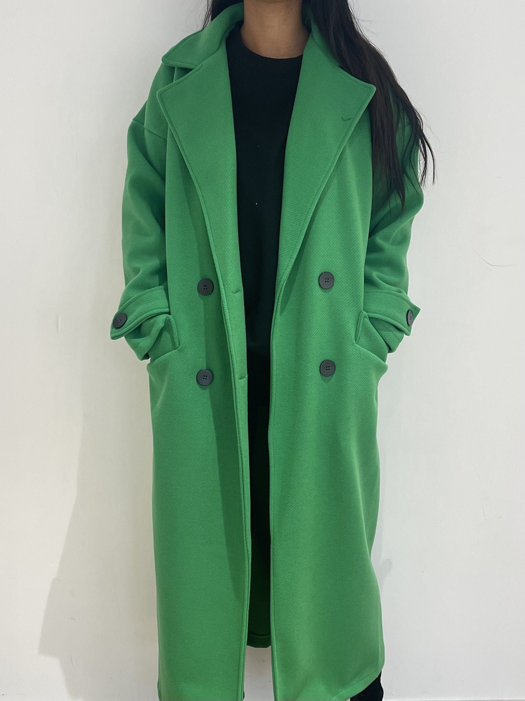 Manteau automnal vert lumineux pour femme, style décontracté.