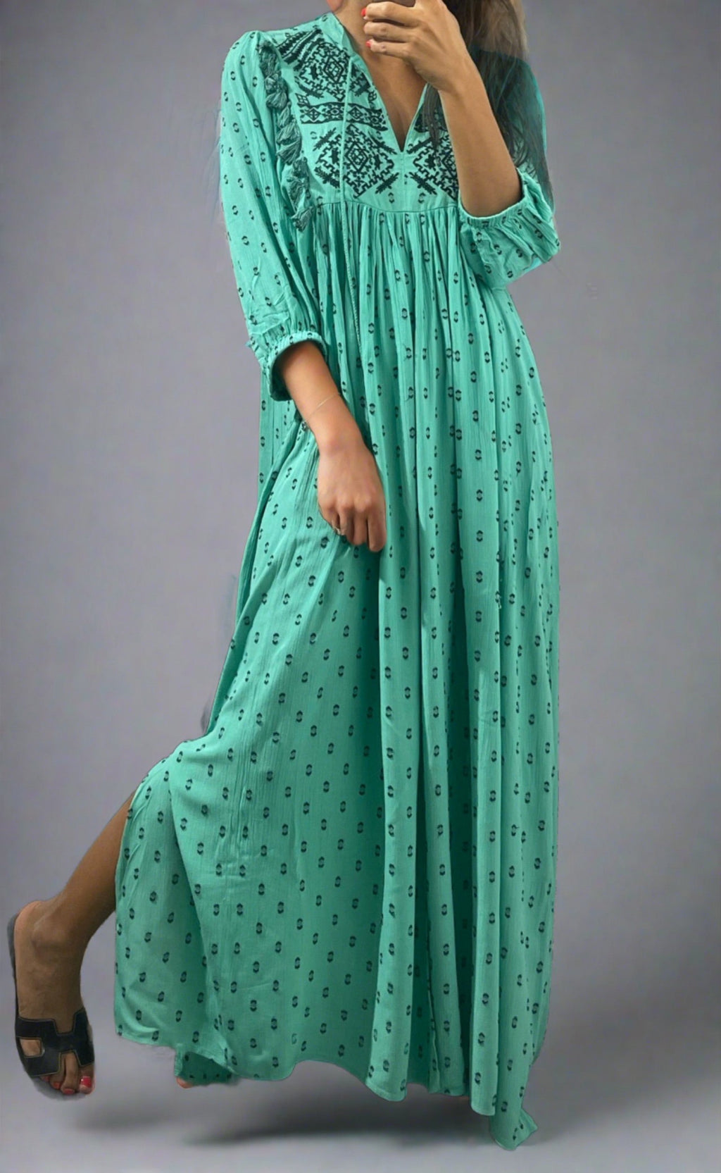 Maxi robe bohème en vert menthe avec motifs délicats et manches longues