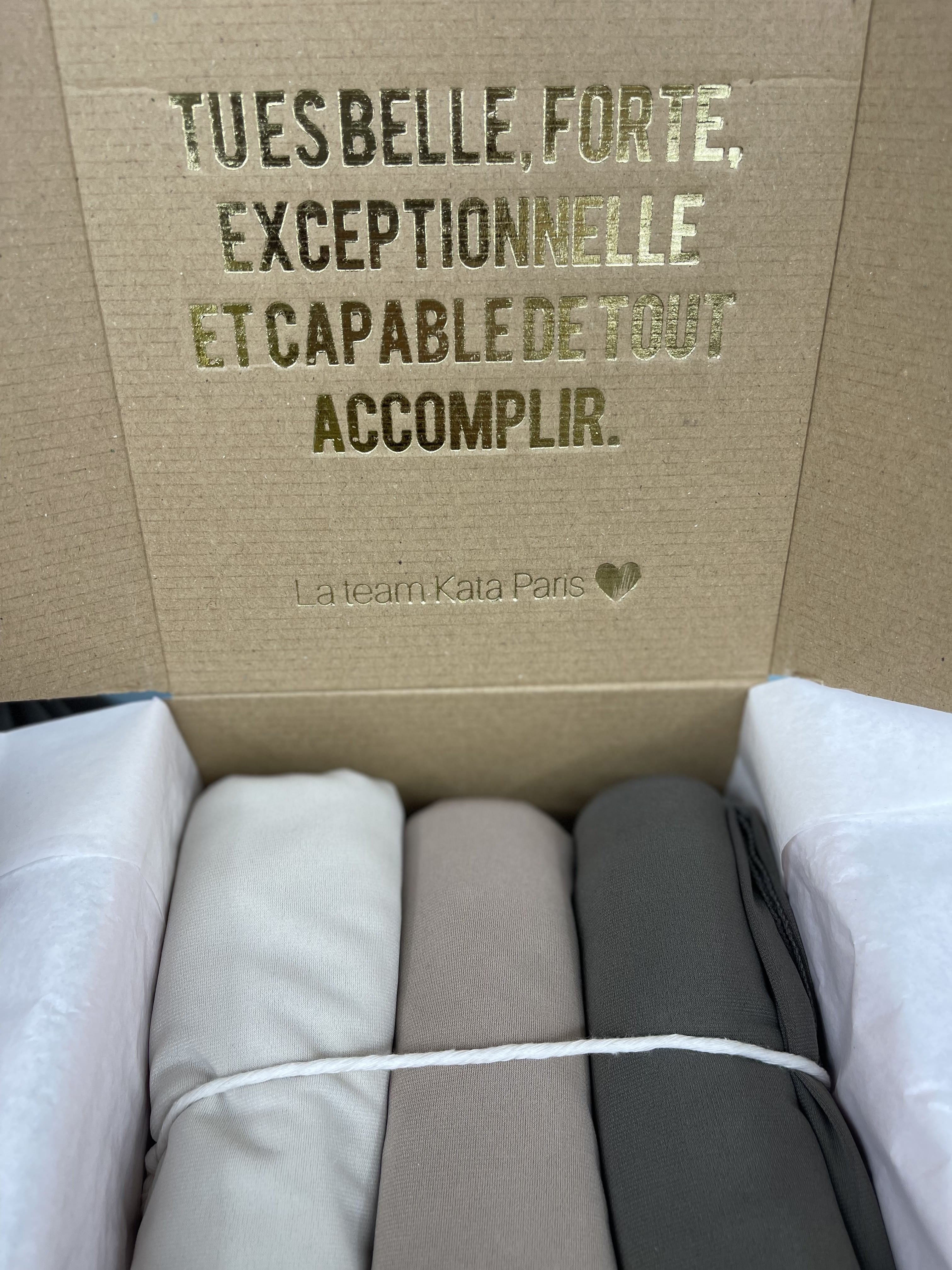 Boîte cadeau ouverte avec une collection de hijabs en jersey de Kata Paris