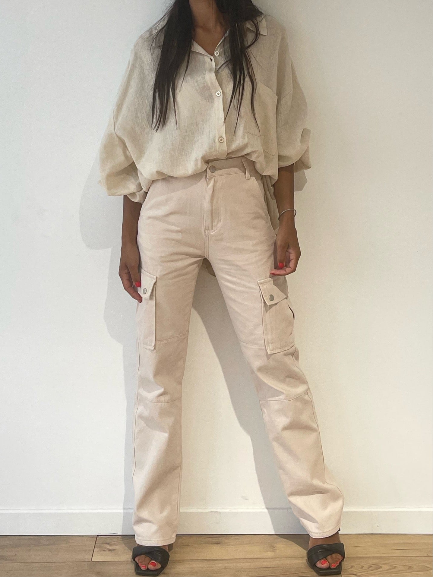 Tenue chic en pantalon cargo beige pour femme