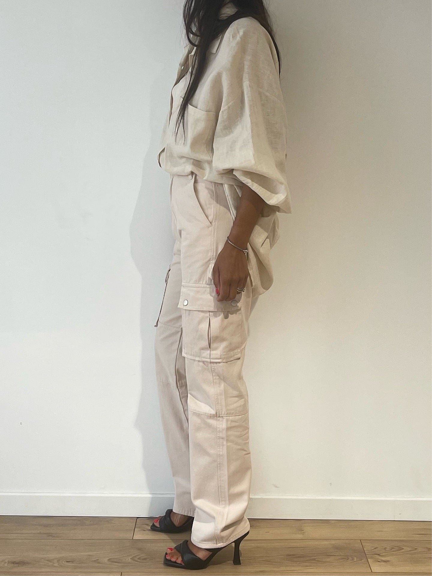 Silhouette féminine en pantalon cargo beige élégant