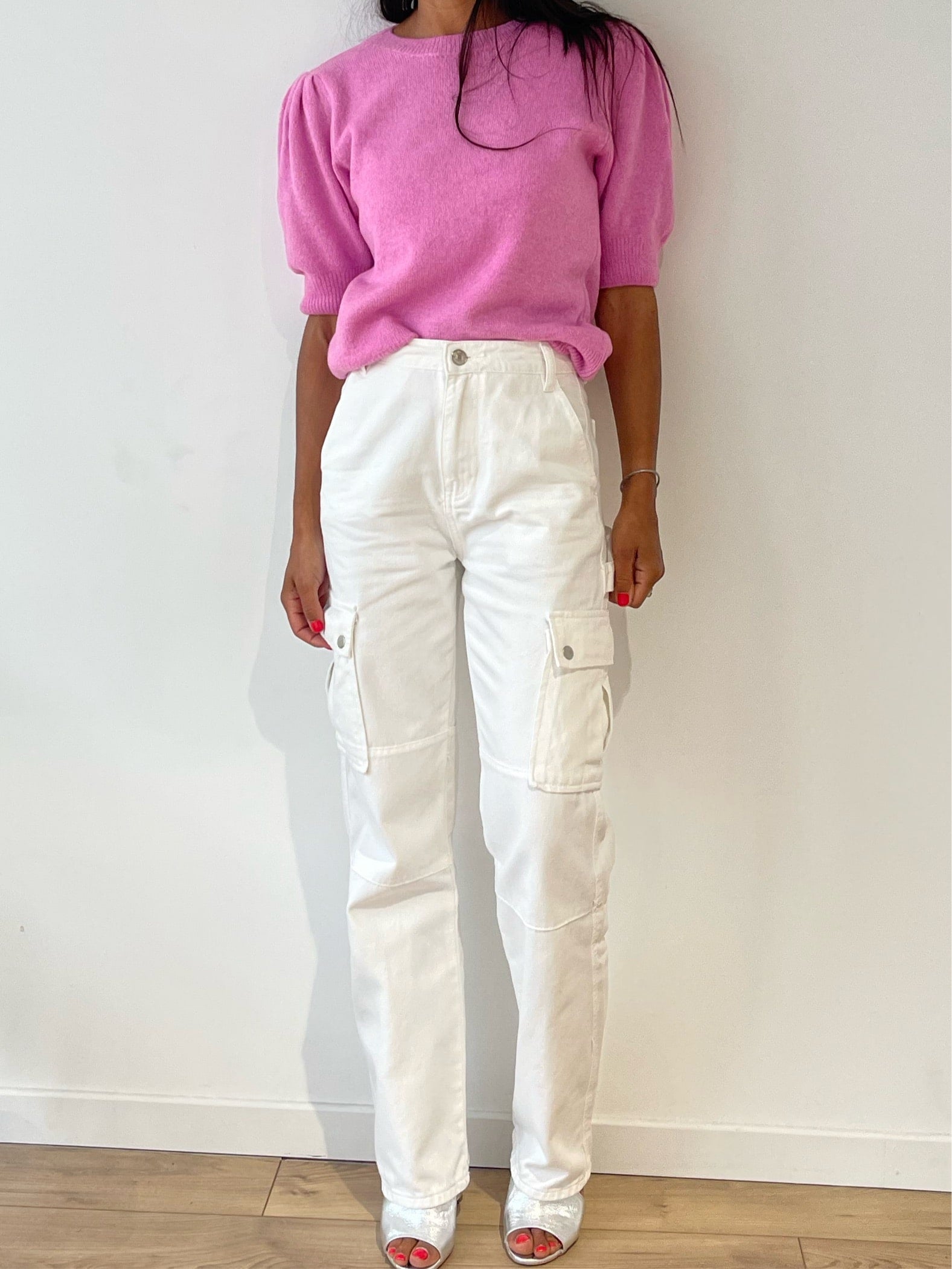 Pantalon cargo blanc pour femme assorti à un pull rose