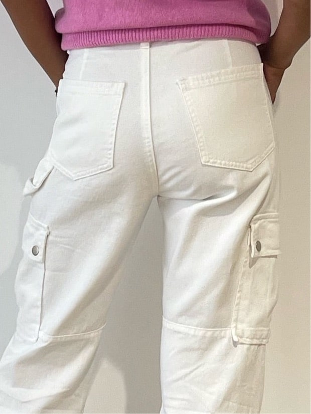 Détail du pantalon cargo blanc pour femme de dos