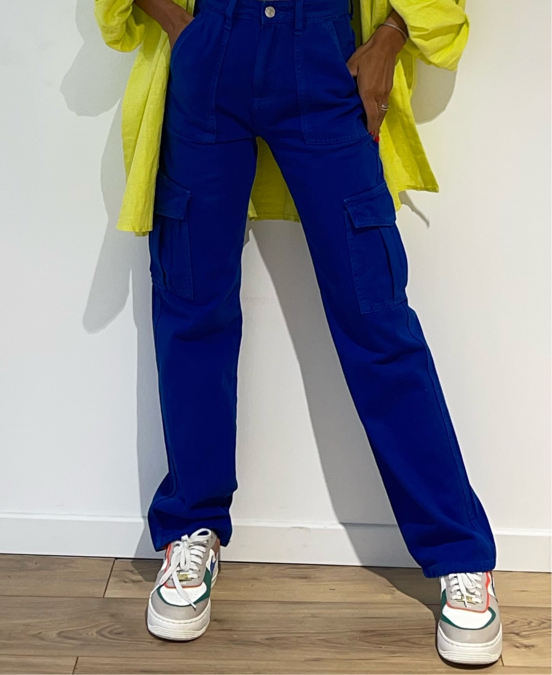 Pantalon cargo femme en bleu intense avec chemise jaune