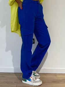Vue latérale du pantalon cargo bleu électrique pour femme
