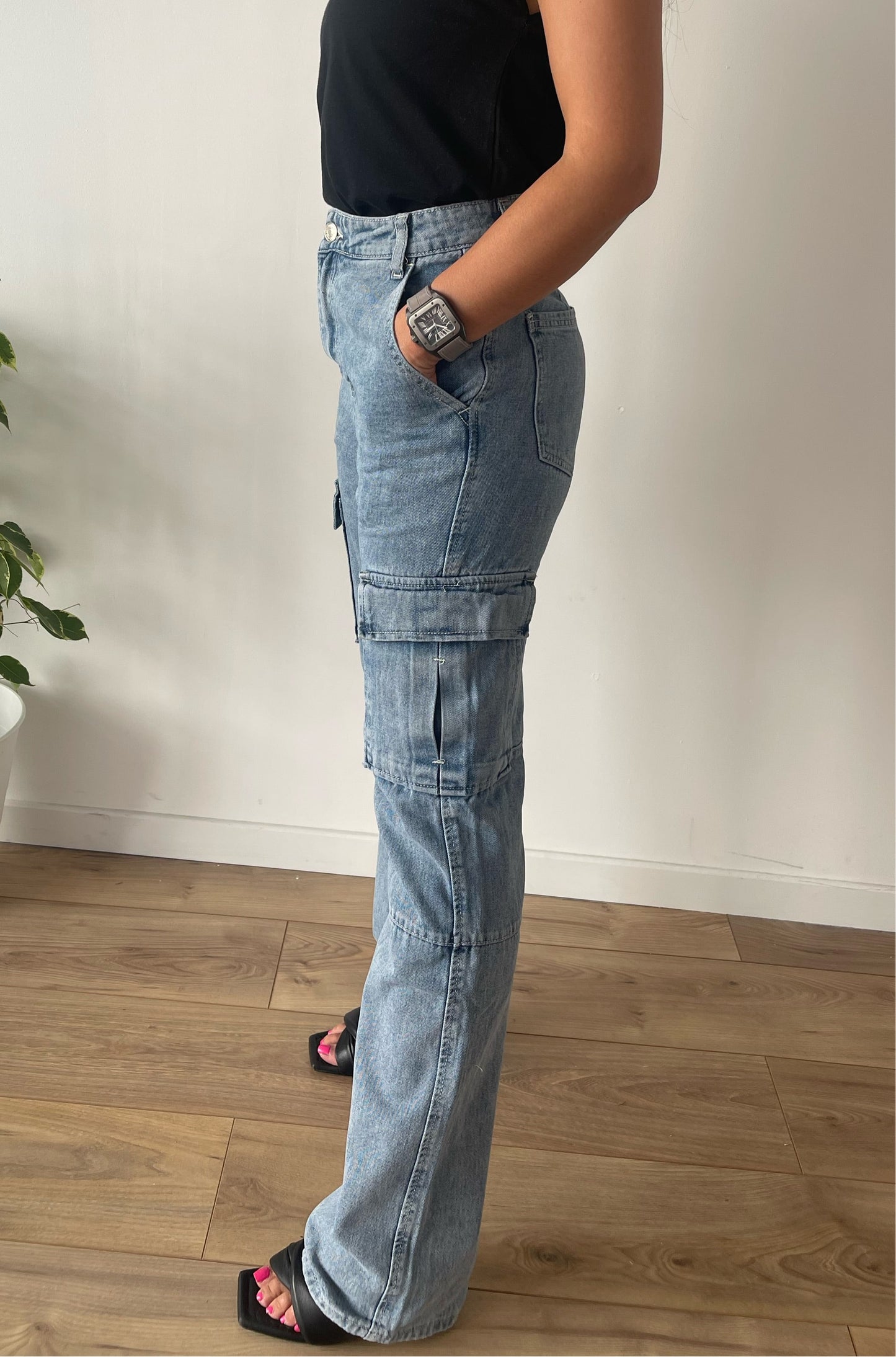 Détails mode du pantalon cargo en denim pour femme