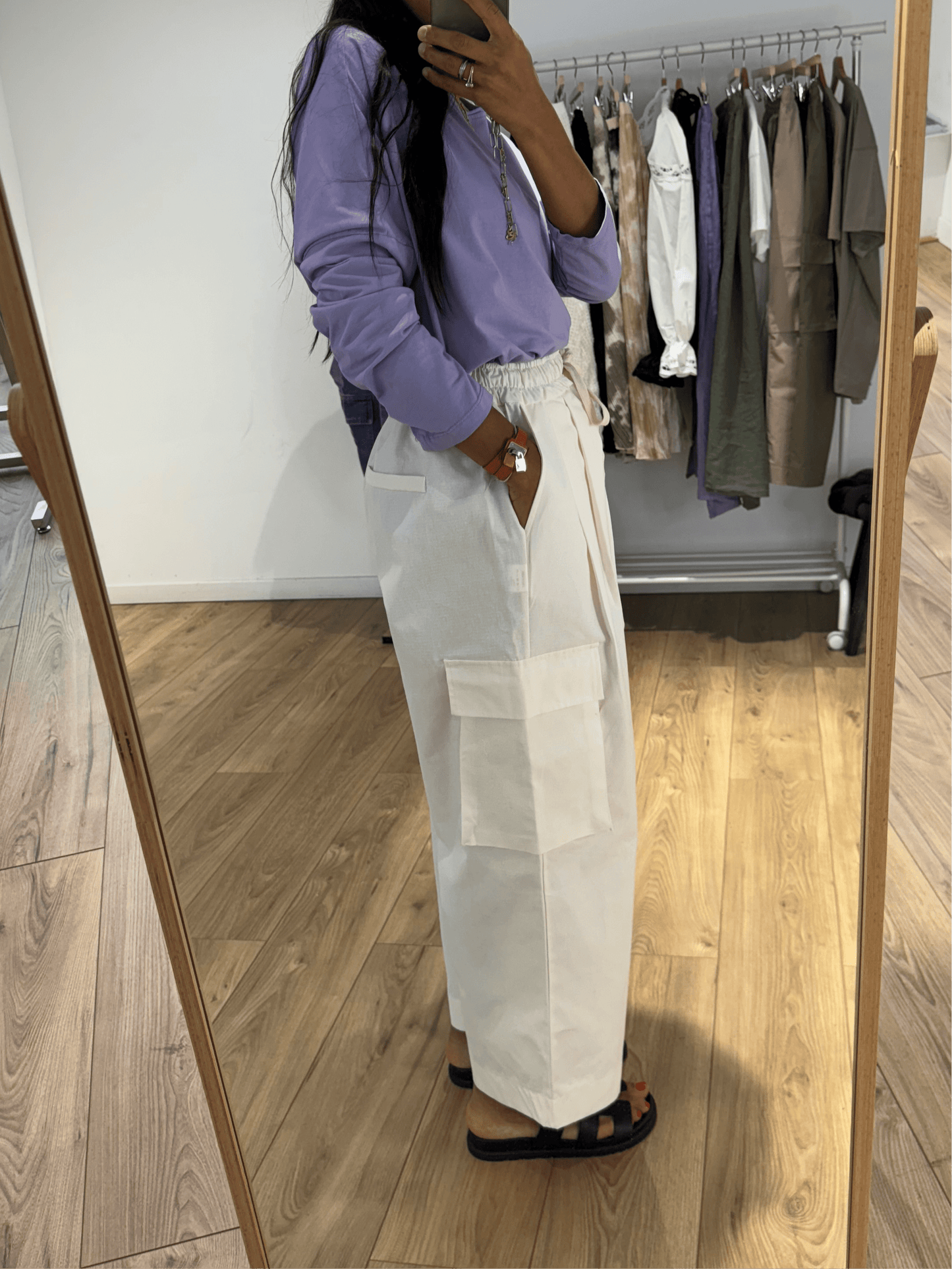 Vue de côté du pantalon cargo femme en écru avec poches cargo.