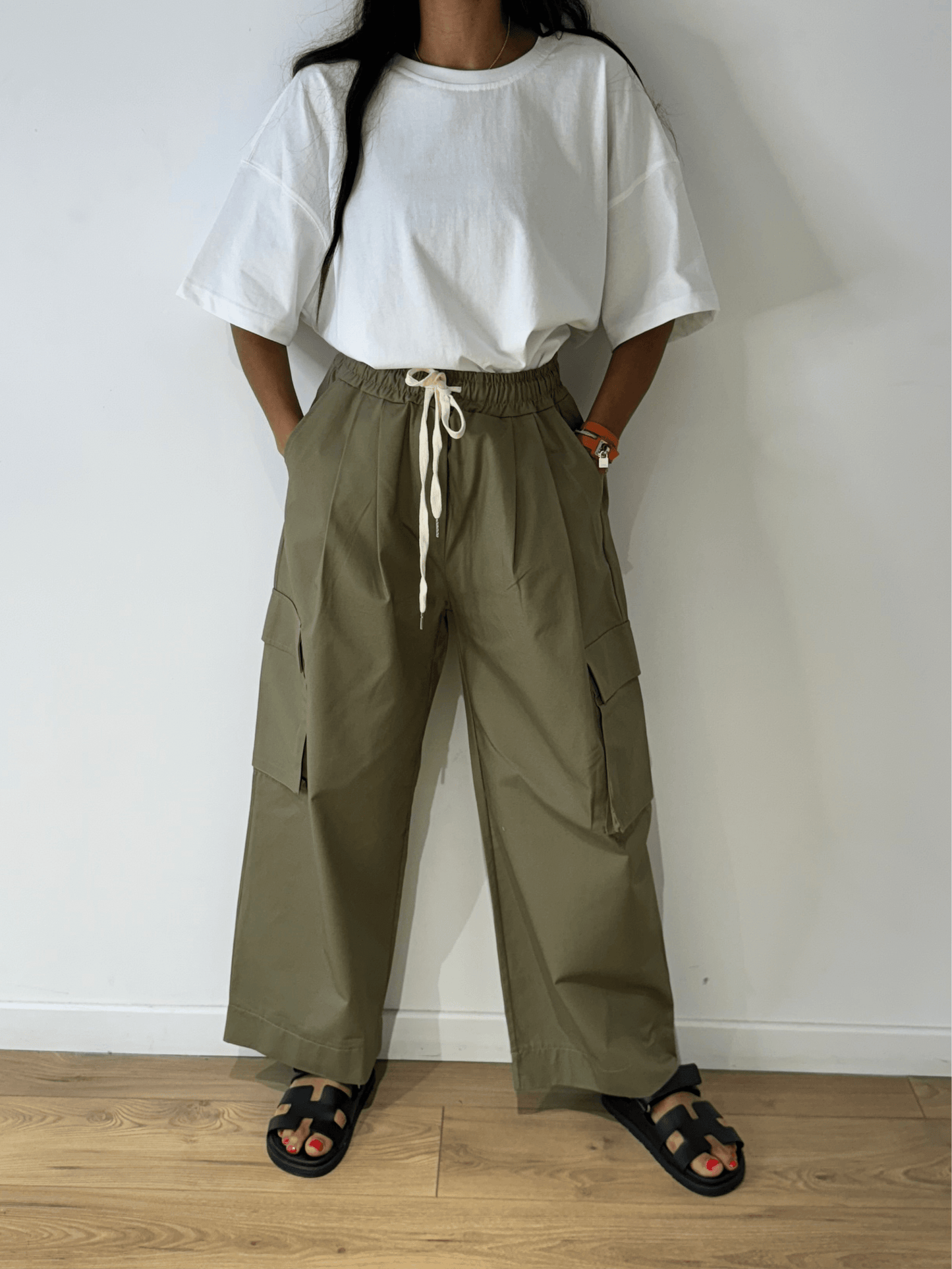 Vue de face du pantalon cargo femme en kaki avec cordon à la taille.