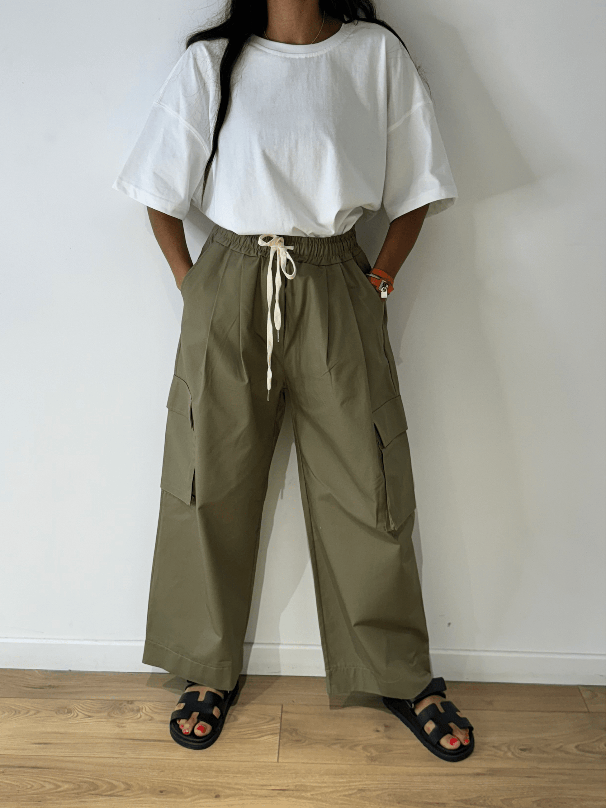Vue de face du pantalon cargo femme en kaki avec cordon à la taille.