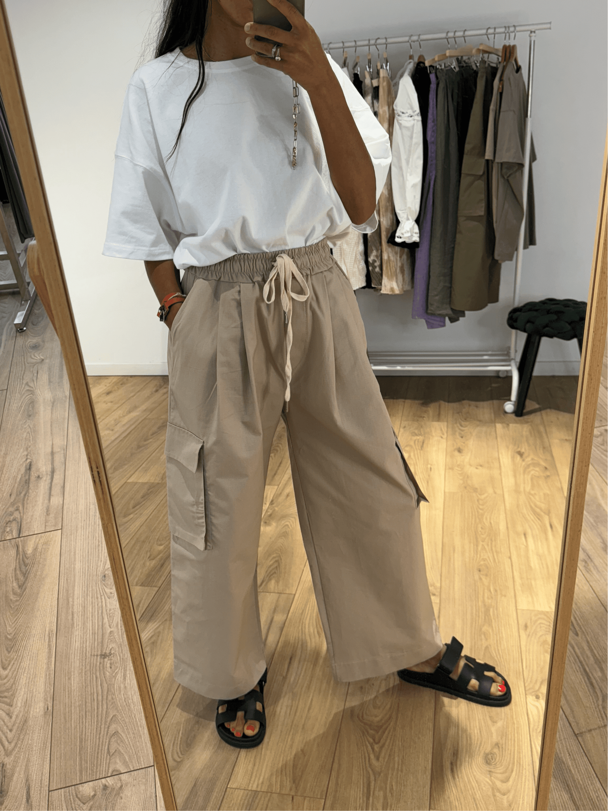 Vue de face du pantalon cargo femme en taupe avec ceinture élastique et poches latérales.