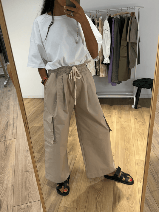 Vue de face du pantalon cargo femme en taupe avec ceinture élastique et poches latérales.