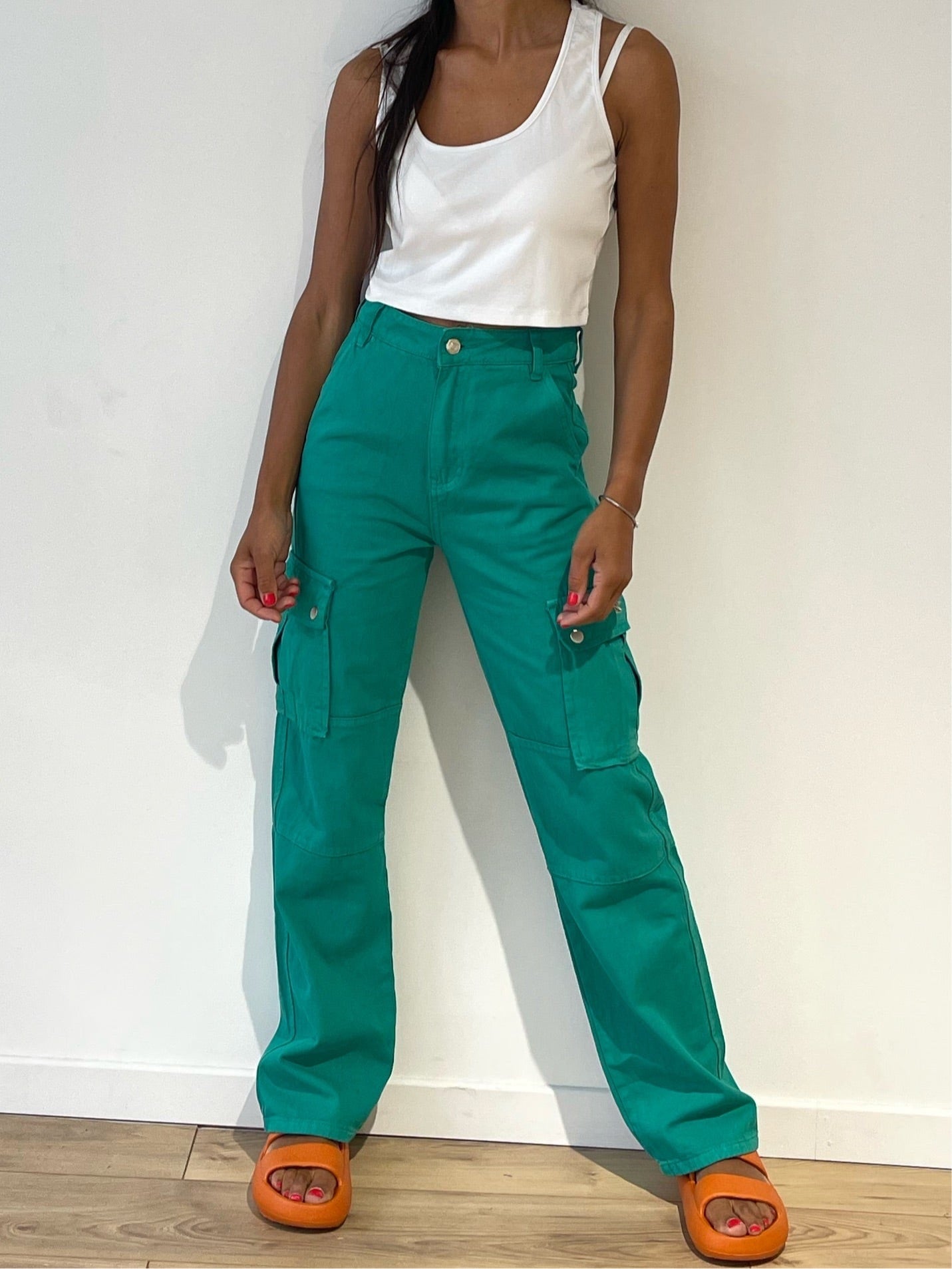 Look audacieux avec pantalon cargo vert vif pour femme