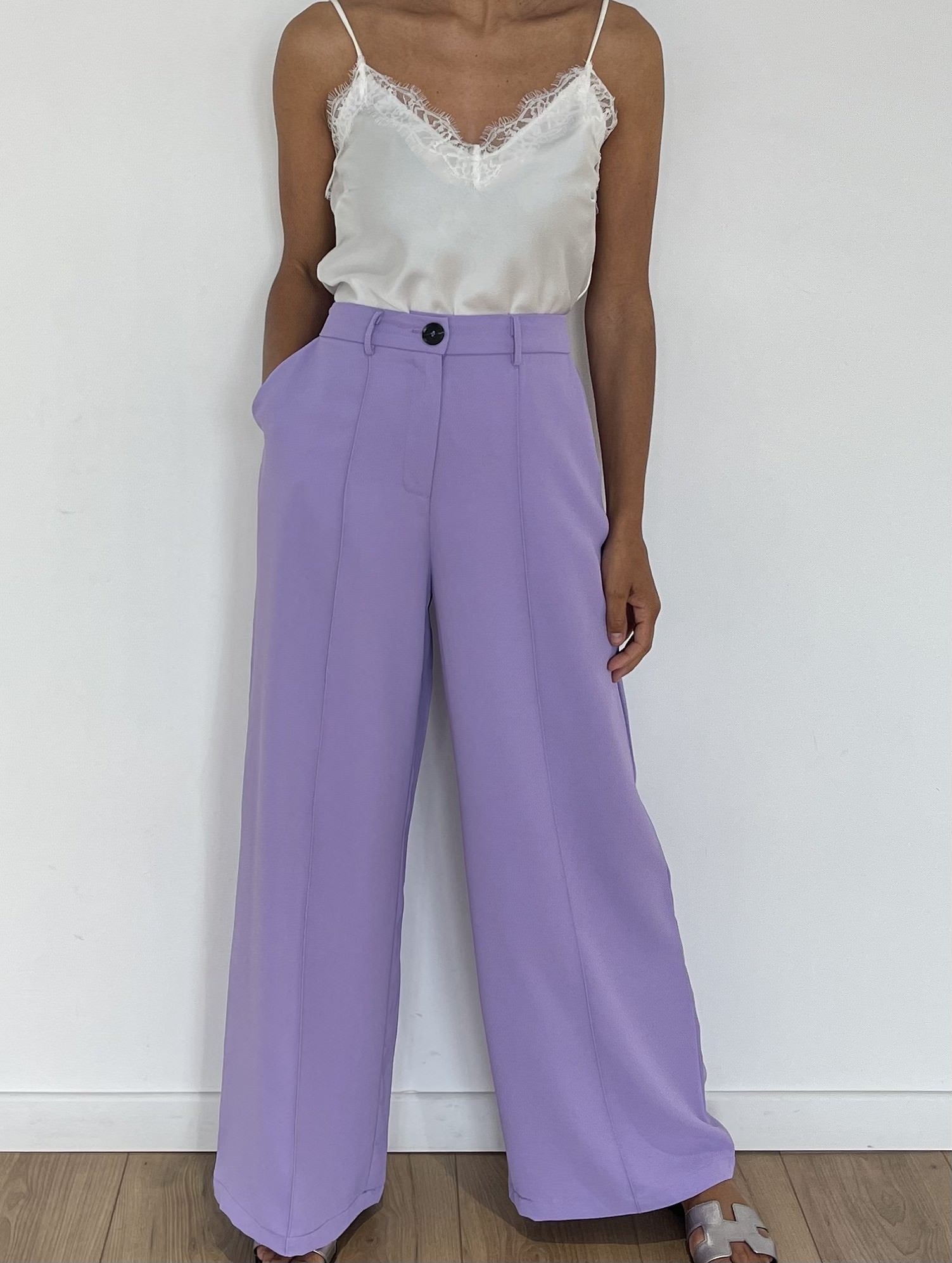 Pantalon droit lilas, parfait pour une tenue décontractée et colorée