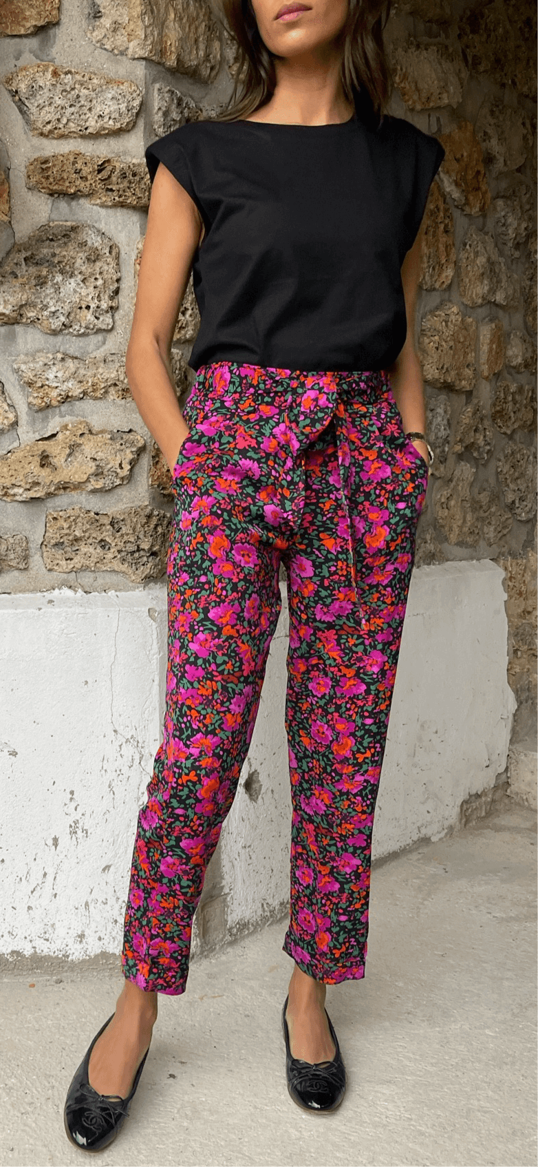 Pantalon pour femme avec imprimé floral coloré sur fond pierre